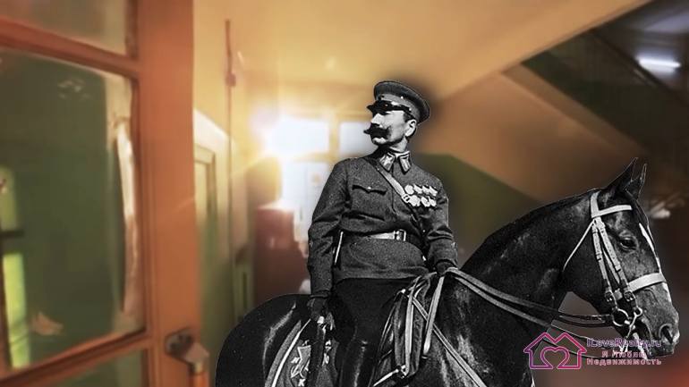 На месте Ажурного дома раньше было одно из зданий ипподрома первый вариант из народной молвы про любовницу Буденого, к которой он ездил на коне прямо по этим широким лестницам