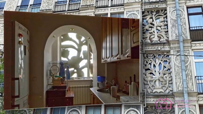 именно за эти решетки дом и прозвали ажурным предыдущих домах архитекторы старались швы замаскировать то рустами, то еще какими-то элементами, то здесь, наоборот, стыки блоков, подчеркнуты красивыми декоративными элементами