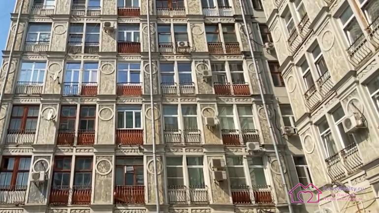 Это не дворцы для избранных, а образец стандартного дома для советских граждан Площади кухни в других домах вообще увеличили хотя бы до 5-6 метров. Ну зато на кухне вот эти крутые лепнины. На лоджиях кухни.