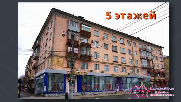 Стены могут быть кирпичные. Из разного кирпича. С узорами разными могут быть. Оштукатуренные. Материал стен и фасады дома сталинки серии 1-460