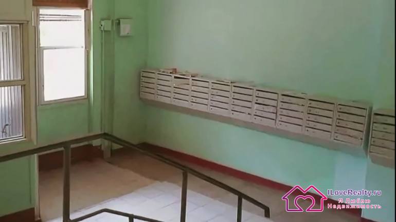 Подъезды блочных домов серии П-68 (II-68) подъезд довольно большой который позволяет обустроить место для консьержа